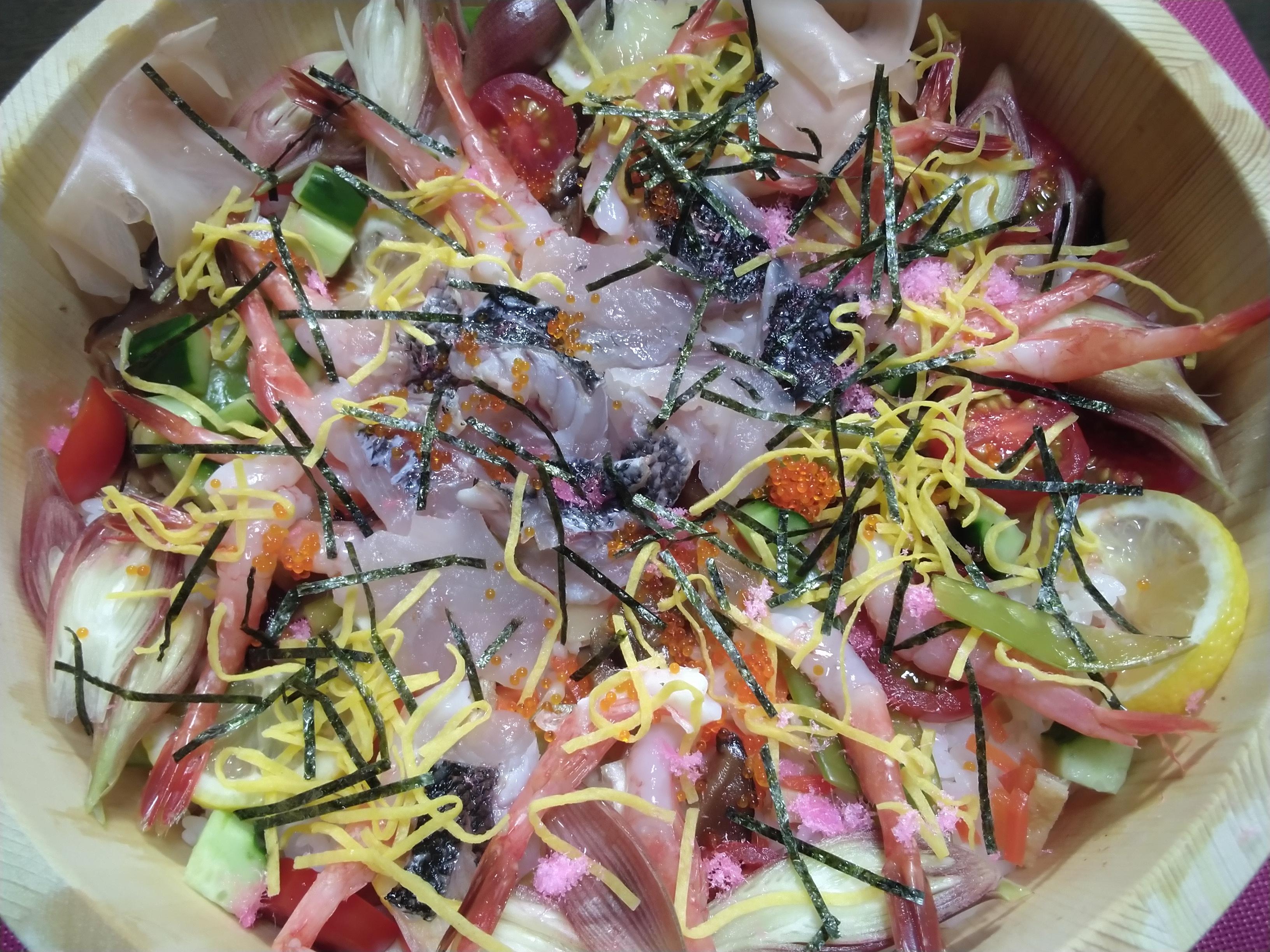 メジナのちらし寿司。魚処理。半身は炙りで。①すし飯を作ります。ちらし寿司の元、椎茸旨煮、甘酢②メジナ刺身、甘海老を並べます。③菜の花、きゅうりサイコロ切り、絹さや、レモン、プチトマト、ミョウガ、ガリで飾り付けます。④錦糸玉子、糸海苔、とびっこ、桜でんぶを散らして完成です。下準備をしっかりすればあとは並べるだけで見た目も綺麗なちらし寿司が簡単に出来ます。ご飯は１、５合を普通の固さに炊きます。ご飯が炊きたてのうちにすし酢を切るように混ぜるのがコツです。画像で２～３人前位。