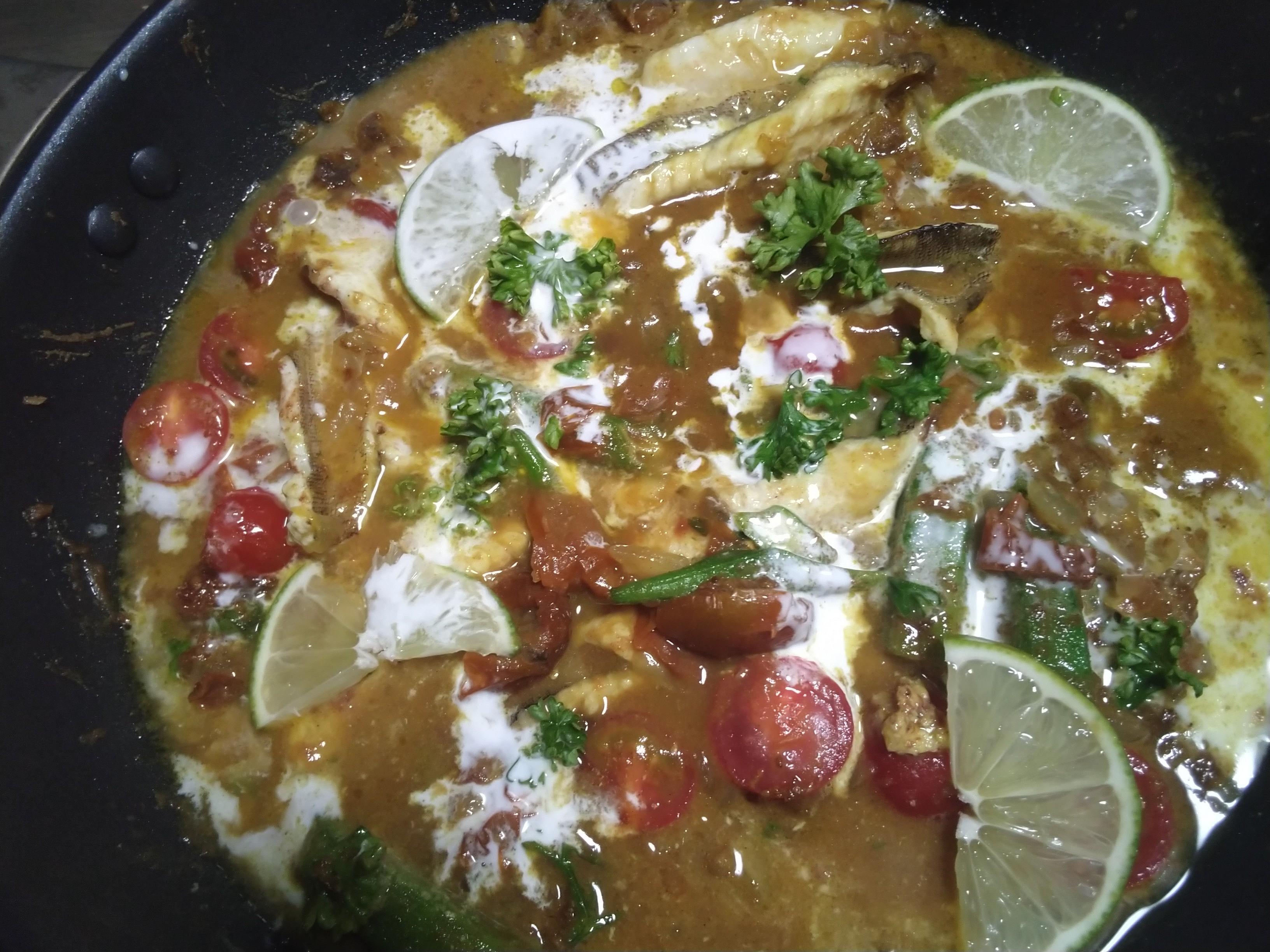 針をガン飲みのリリース不可のカサゴを使いました。南インドの魚介類カレー時短version。スパイスを焙り、玉葱ニンニクを焙りカサゴを焙って投入。適当に煮込んだらしあげにココナツ。酸味はシニガンスープの素。