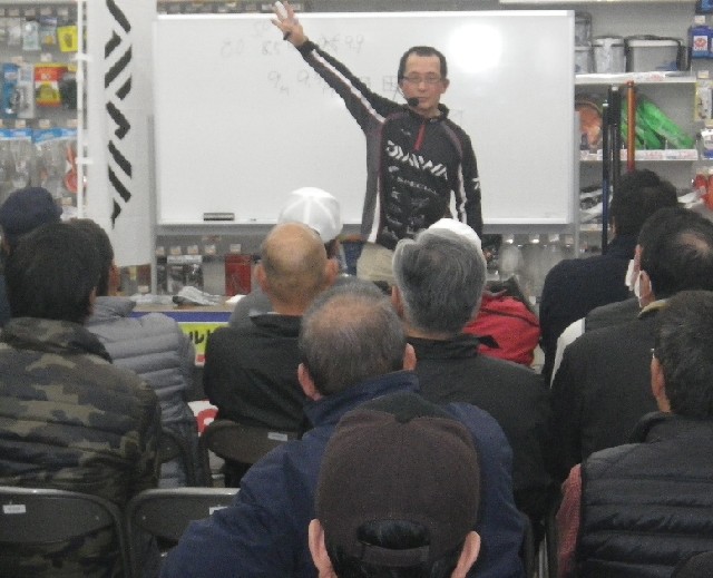 実釣テクニックも満載の伊藤名人の講演。皆さん聞き入っています。