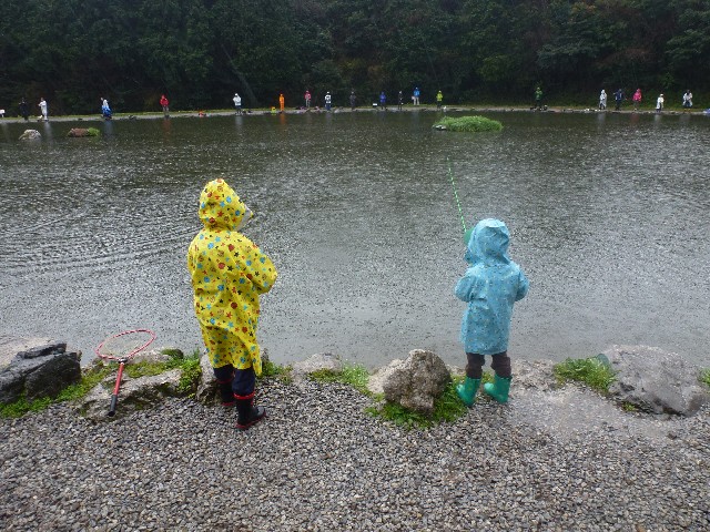 激しい雨となってしまいましたが&hellip;釣り初心者のちびっ子たちも参加してくれました!(^^)!　スタッフから投げ方、ルアーを巻くスピードを教わりながら、見事に全員が魚を釣り上げることが出来ましたよ＼(^o^)／