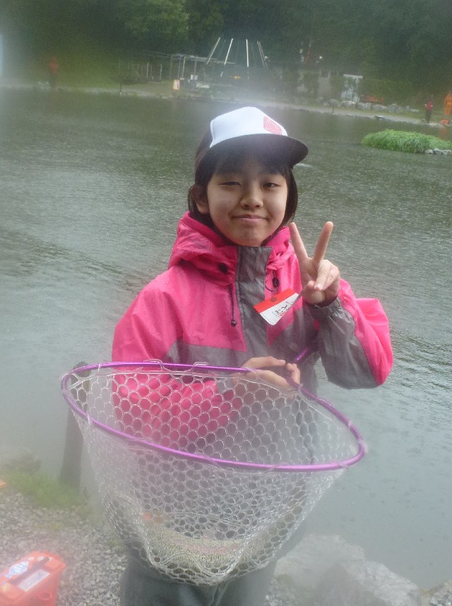 大の管釣りファンのファミリーで参加して下さった女の子♪ 見事な釣りの腕前！！
菊地さんの講習の成果で釣りまくり!(^^)!　良型ＧＥＴで余裕のＶサインです★