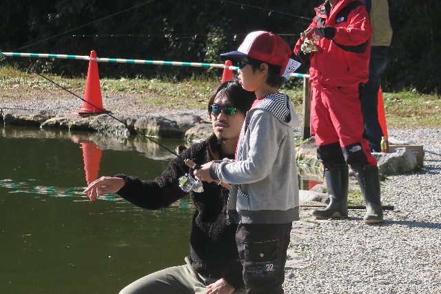 講習の後は実釣！菊地さんがフィールドをまわって直接アドバイスをして下さいます！！苦戦中の初心者のお子様には特に熱心に指導して下さいました♪♪