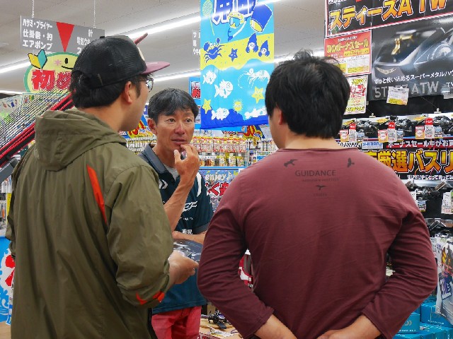 長谷川プロには、琵琶湖についての質問が飛び交っていました！！静岡からも琵琶湖に行かれるお客様は増えています。