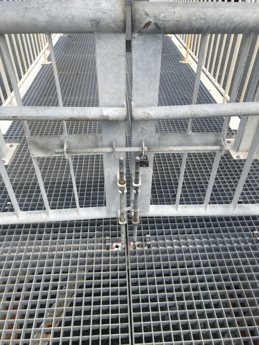豊浜釣り桟橋　入り口は施錠がされています。