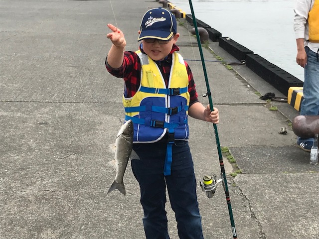 ボーイスカウト達の初めての釣り 大型魚まで釣れて子供たちは大盛り上がり 釣具のイシグロ 釣り情報サイト