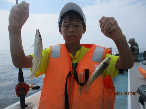 船キス釣り初挑戦の小学校⑤年生のツリボーイはデカギスをダブル掛けッ(・∀・)v
