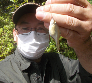 送迎の合間に近くの池で小物釣り、本命のタナゴは１匹でしたがアタリがたくさんで楽しめました。