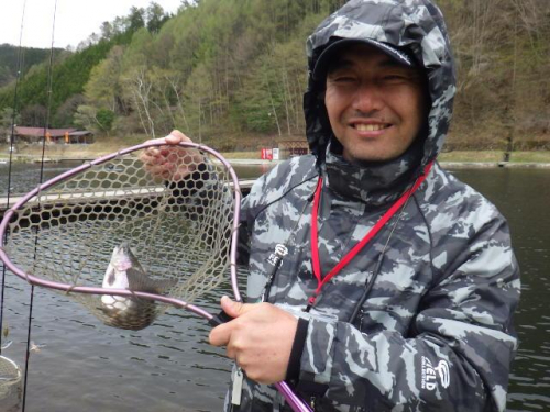 平谷湖の優しいスタッフの方が、その日のヒットパターンを教えてくれるので、初めての方でも安心して楽しめる釣り場です。
