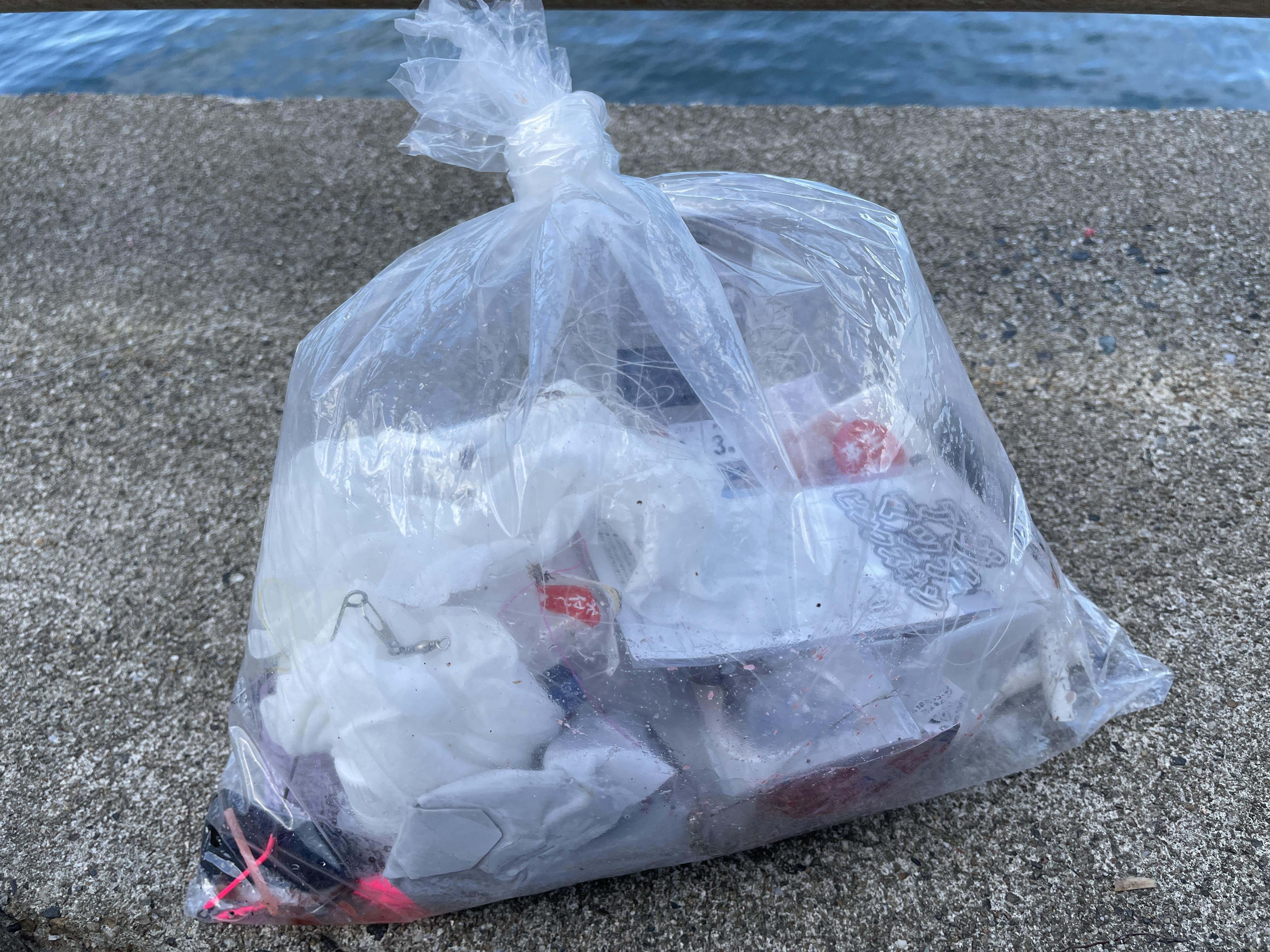 吸い殻や仕掛のパッケージなどのゴミが多数...。
釣りの後は釣り場清掃にご協力お願い致します！
