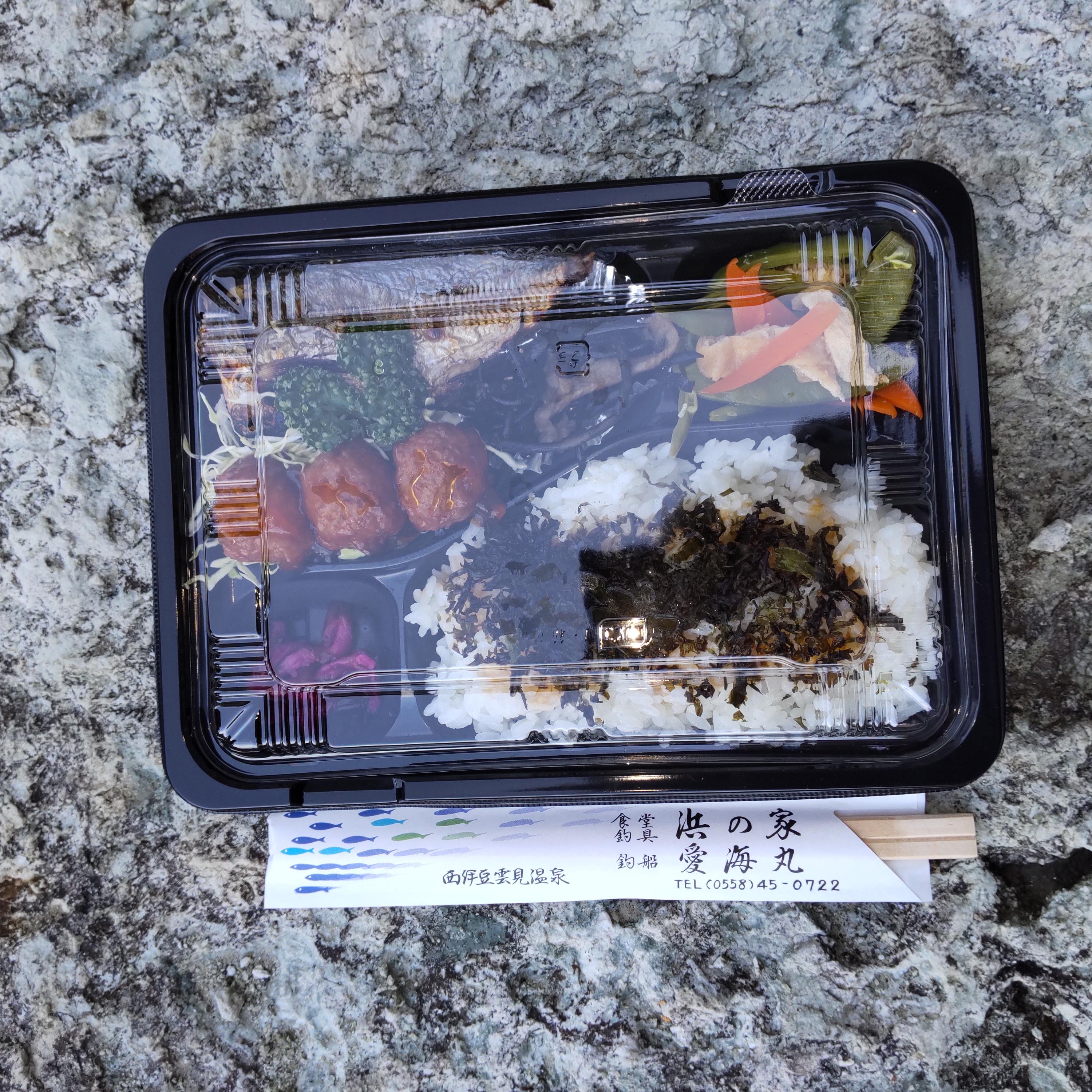磯の上で食べる愛海丸さんのお弁当はサイコーに美味しいです。