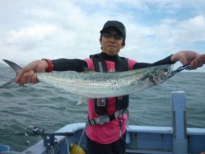 スタッフ　根木　サワラGET♪　「ウタセマダイ釣り」はマダイ以外に色々な美味しい魚たちも釣れるからいいですね♪