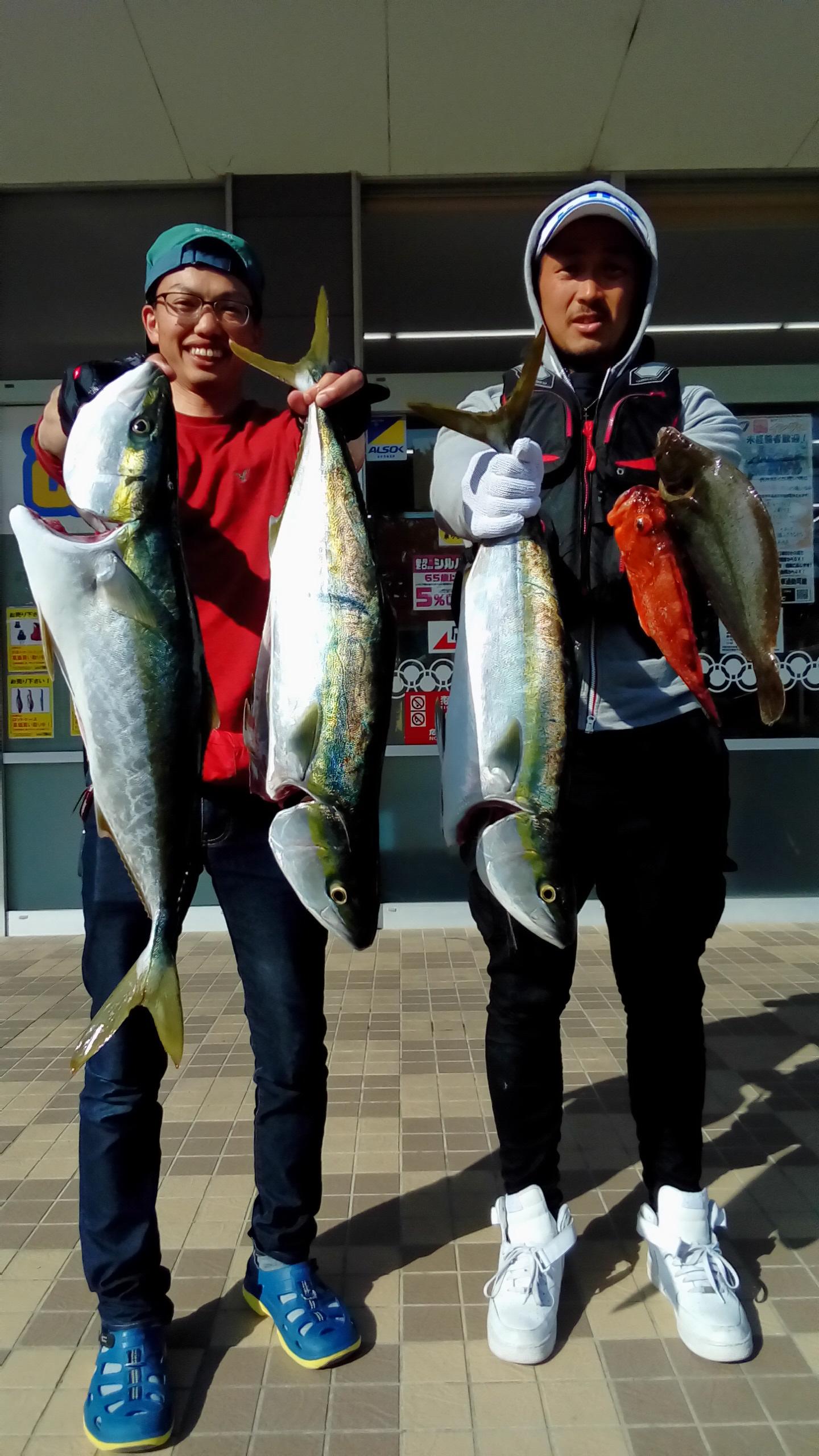 滋賀県からお越しの西澤様と豊橋市の三貝様から釣果写真頂きました。
ヒットジグはメタルフォーカス150グラムでした。