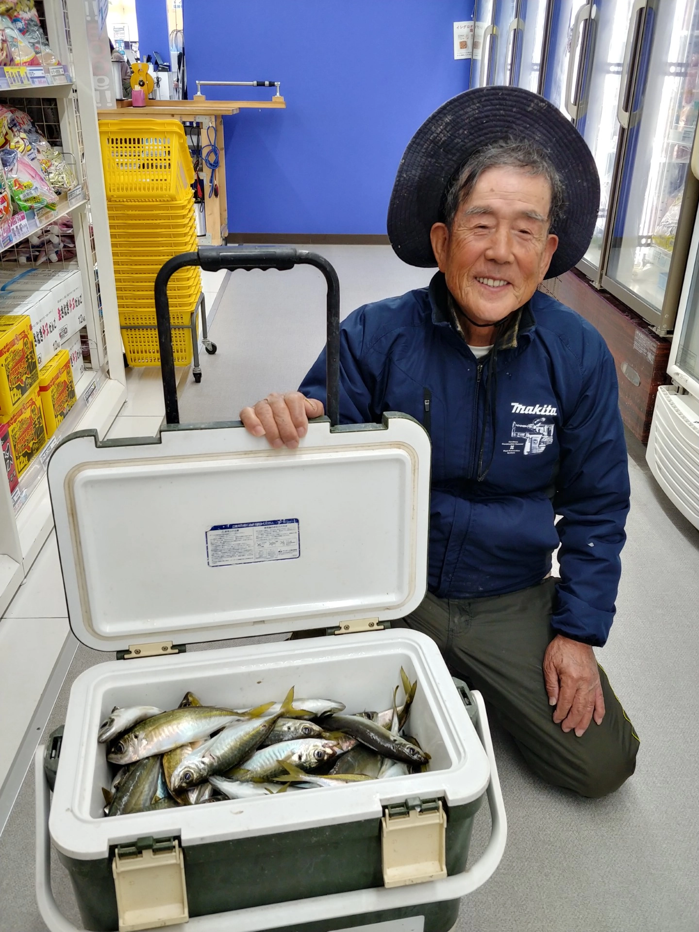 お客様の柴田様今日は堤防のサビキ釣りで良型アジ入れ食いでした