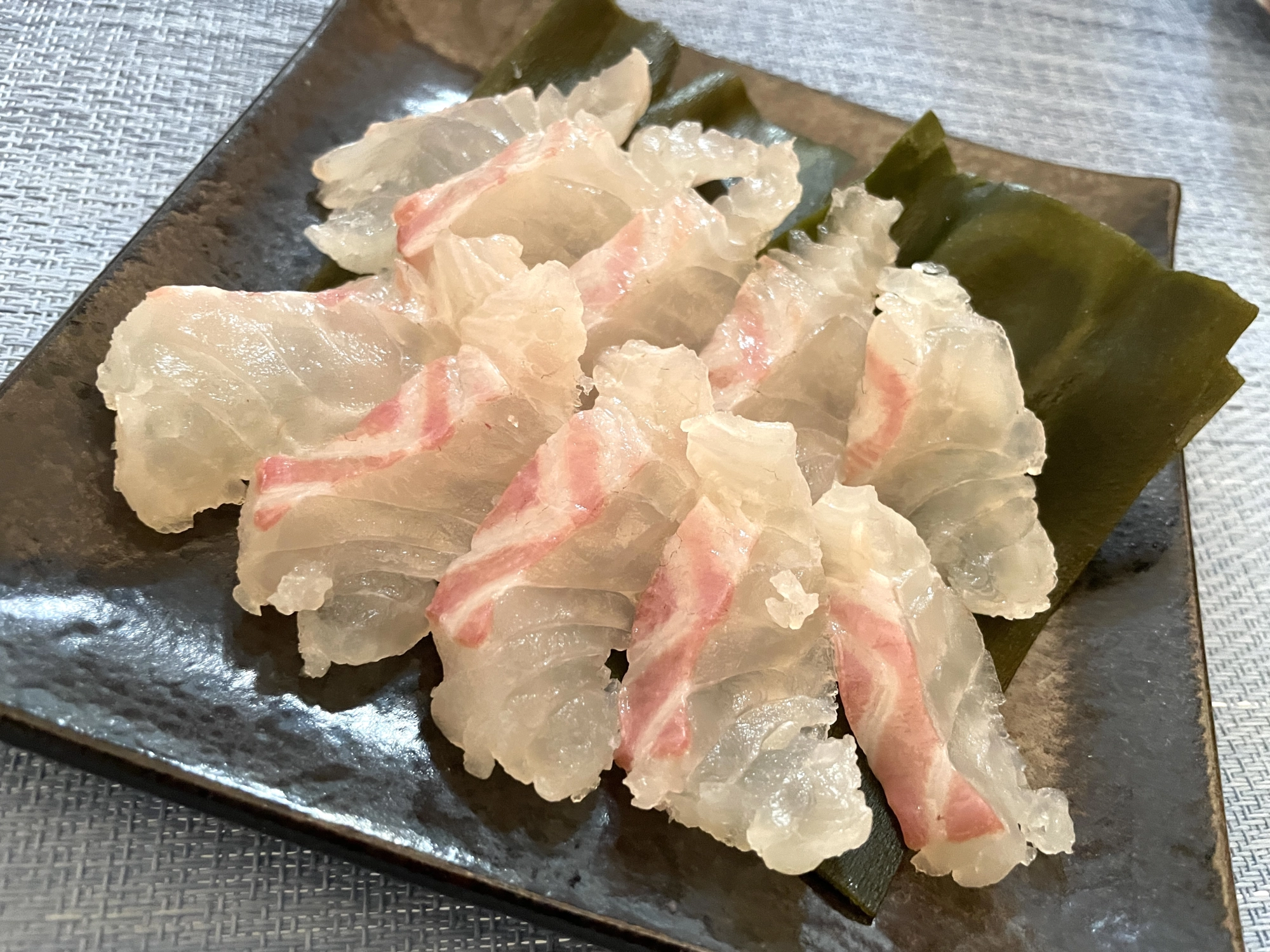 昆布締めはしっかり水分を取ること、寝かせることが重要！