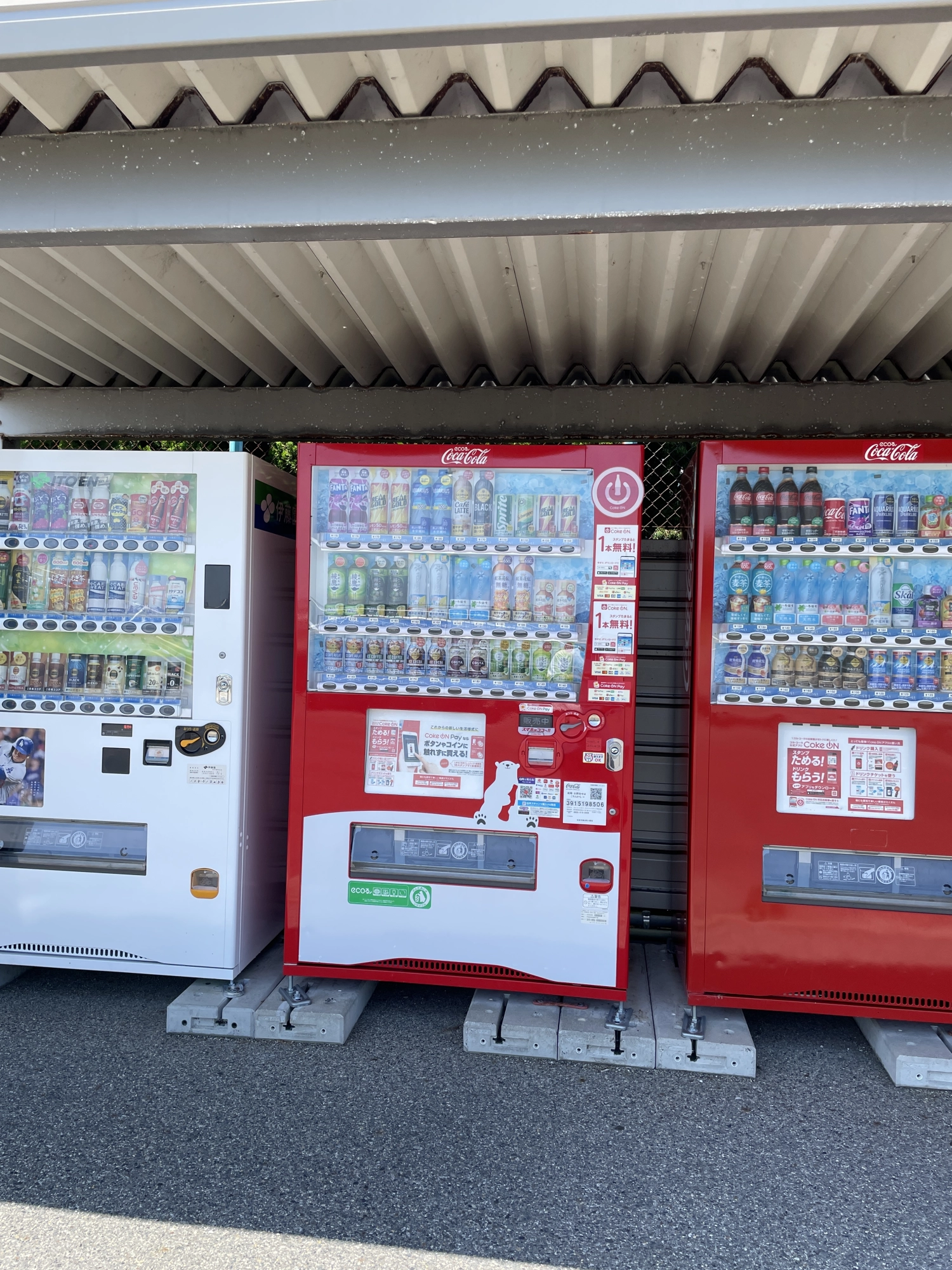 各種飲料水の自販機もありますよ！