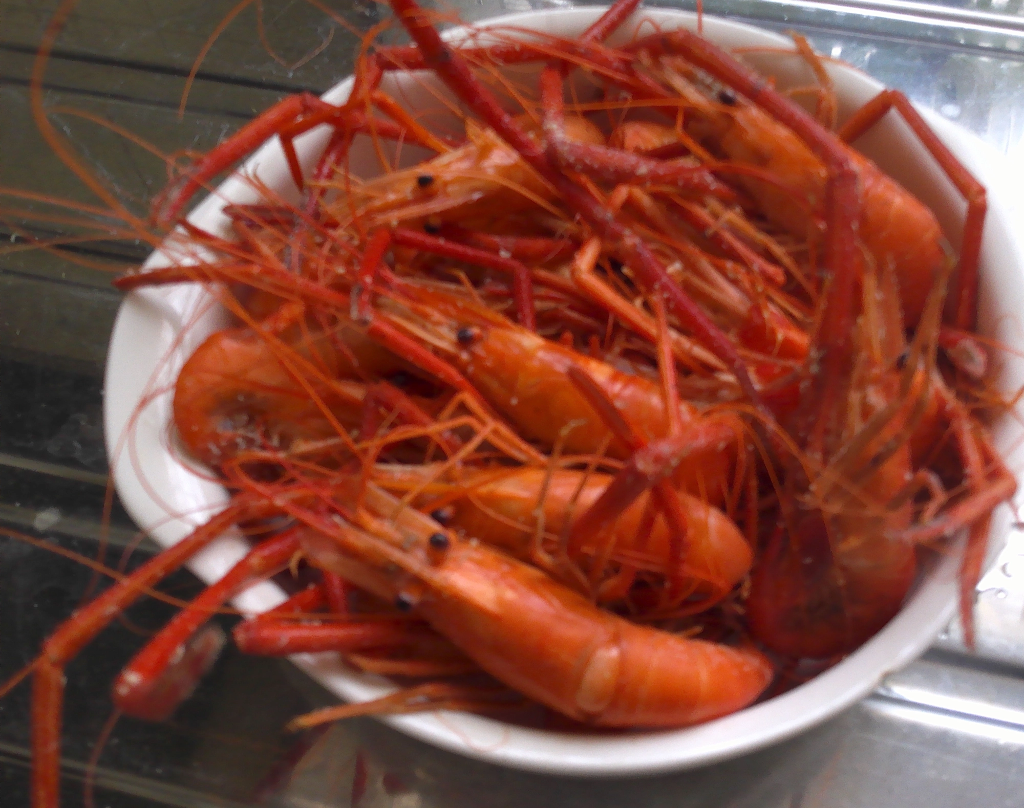 釣ったエビは半日ほど活かして泥を吐かせてからエビが大きかったので塩ゆでに、と～っても美味しいですよ♪