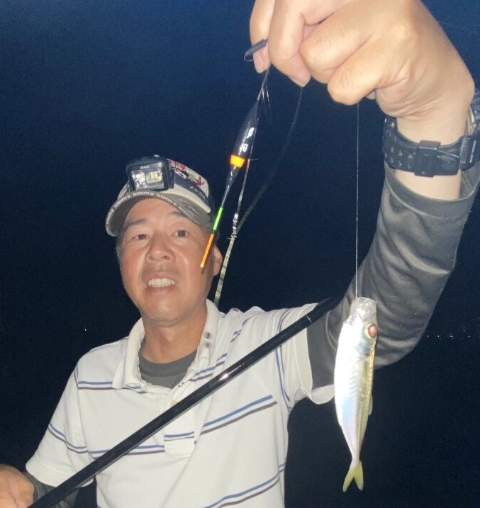 ゆらゆら漂っている電気ウキがスパッと水中に沈みこんでくのがこの釣りの醍醐味、病みつきになる人が居るのも納得です。