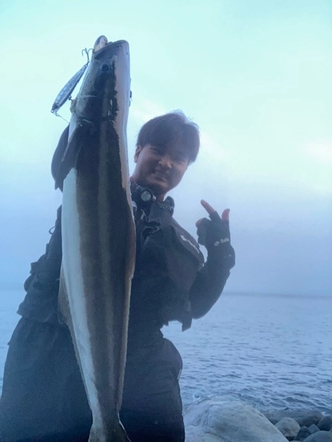 沼津ゴロタ浜ショアジギングにて激レア魚スギ(黒カンパチ)釣れました
