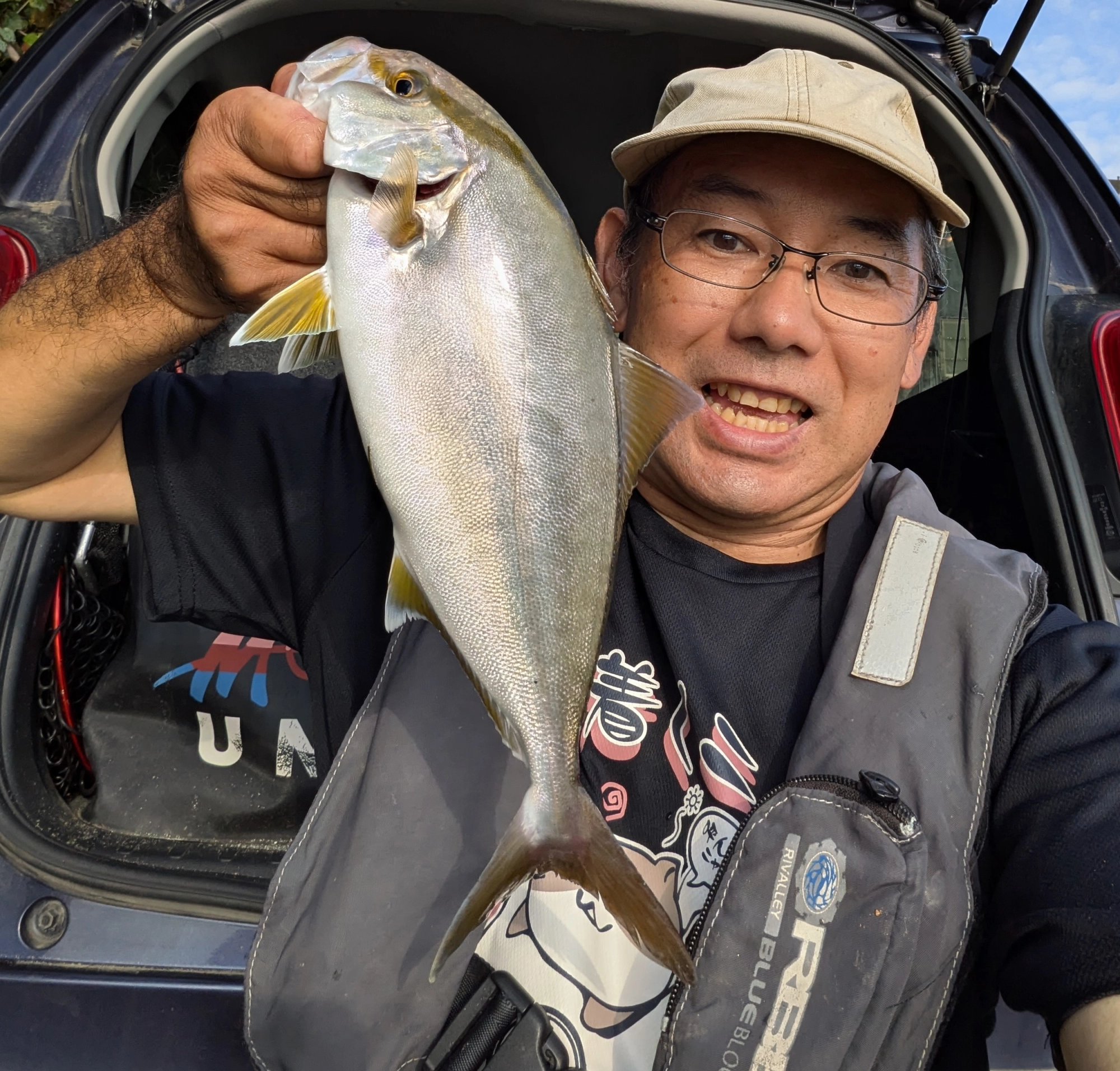 イカを釣っていたところ急にイカがどこかへ行ってしまったと思ったら、泳がせ仕掛けにショゴ（カンパチ）が喰い付いてきました♪