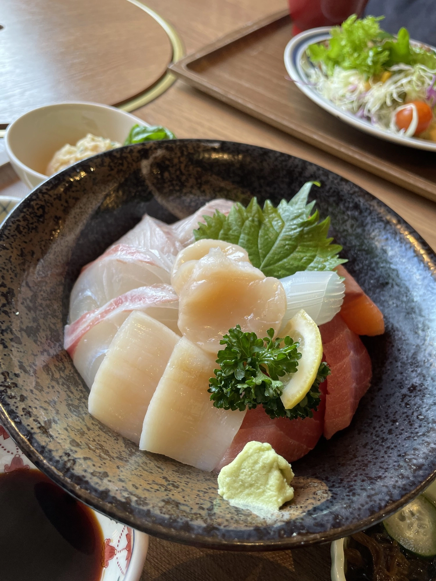 釣行の後はみんなでランチへ。港町は海鮮系がより美味しいですね♪