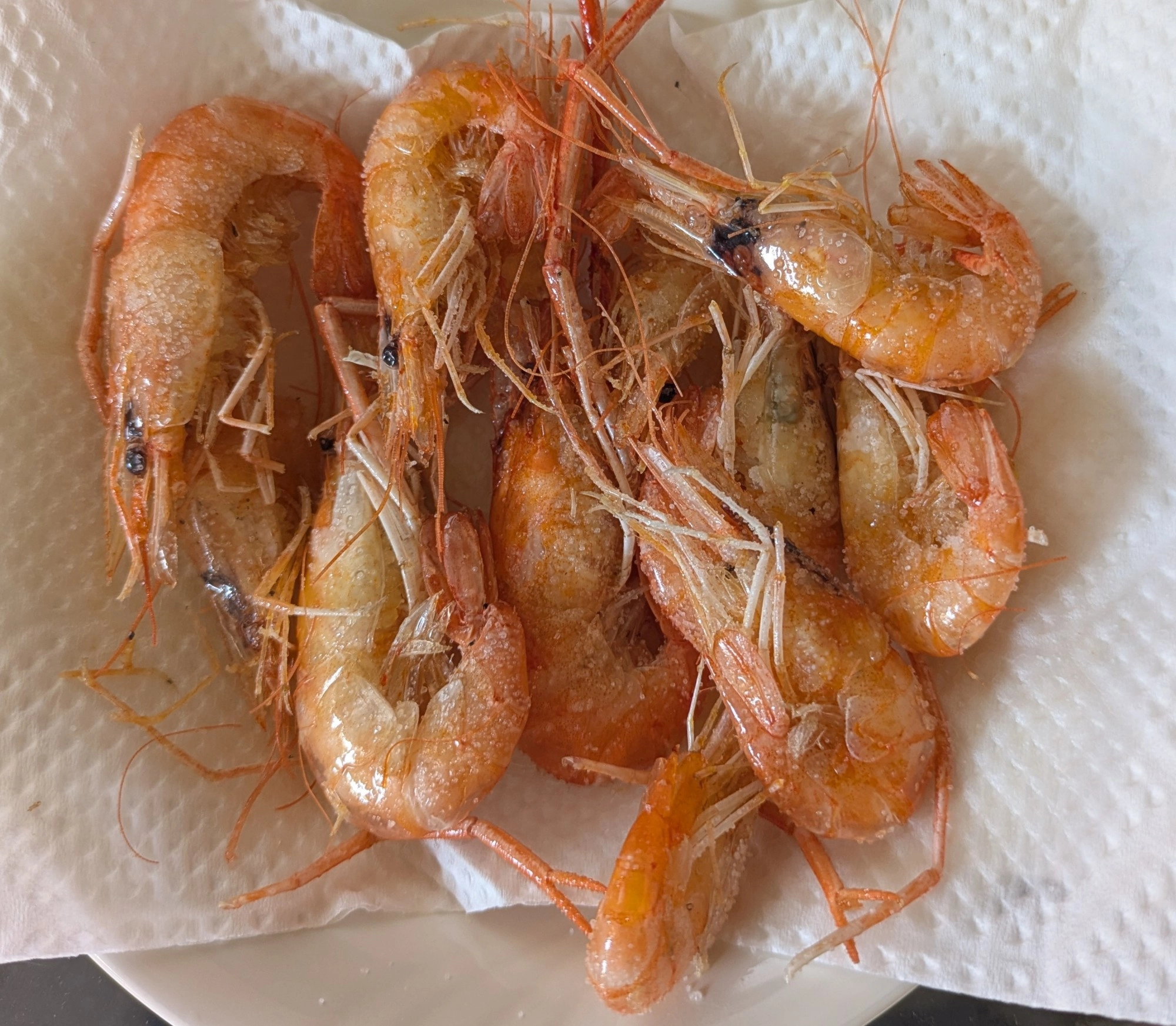 釣れたエビは素揚げに！殻が柔らかいので丸ごと食べることが出来ます。（油がかなり飛ぶので深い鍋、蓋をして揚げるといいですよ）
