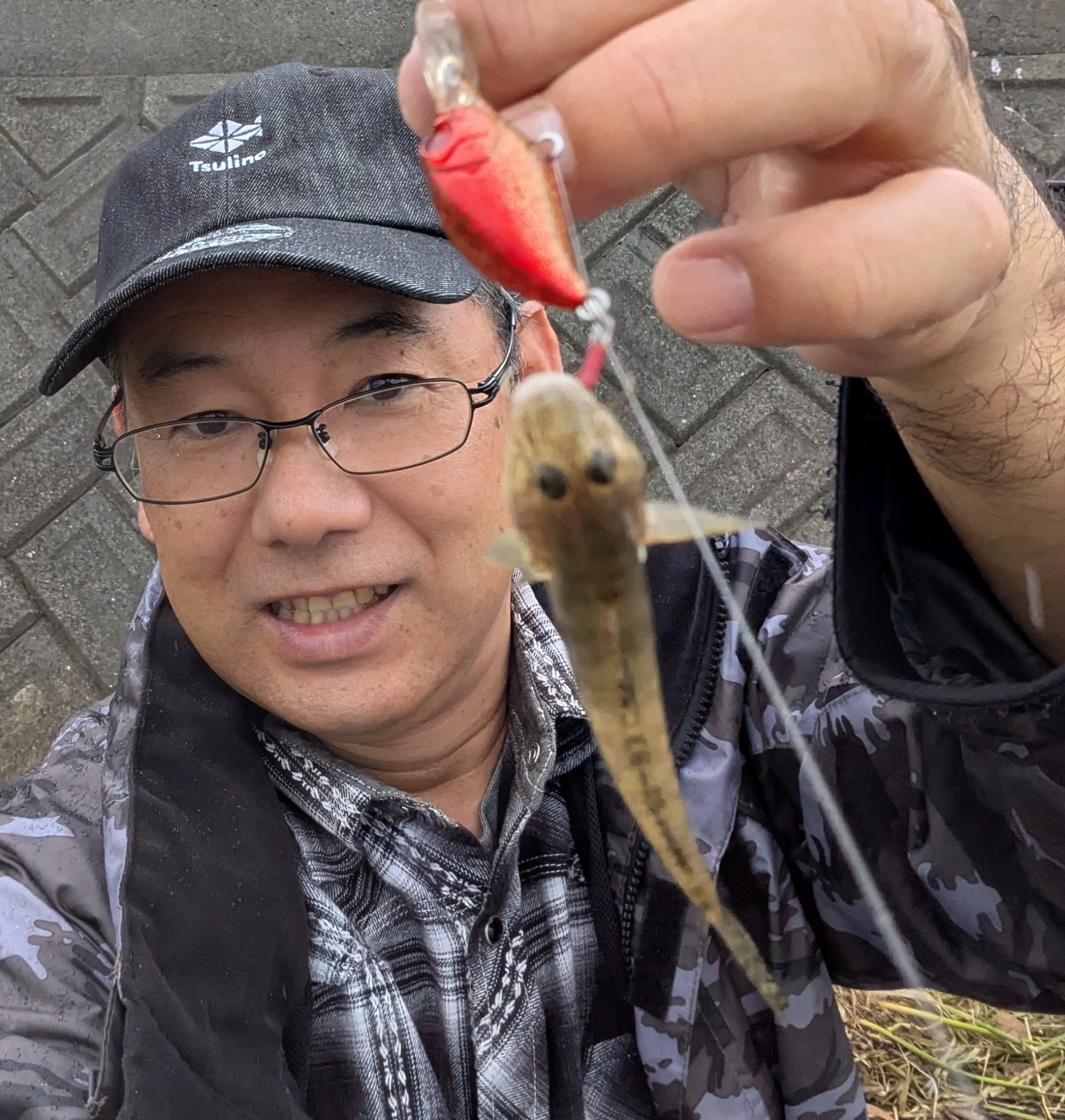 浜名湖へハゼ釣りに行ってきました。はぜのいる所を見つければ1投1匹で釣れてきました。