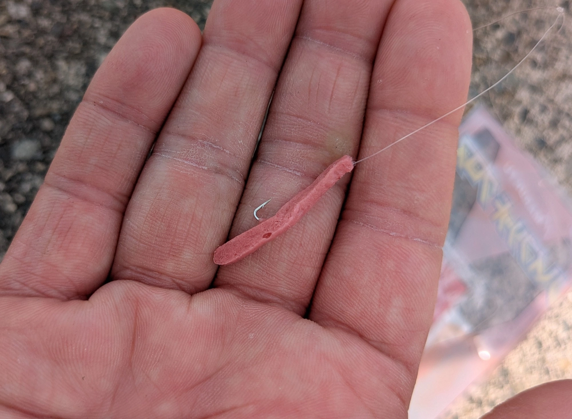 針に真っ直ぐに刺し針の耳部分（平らになっている所）までエサを刺すとエサがズレないのでオススメです。