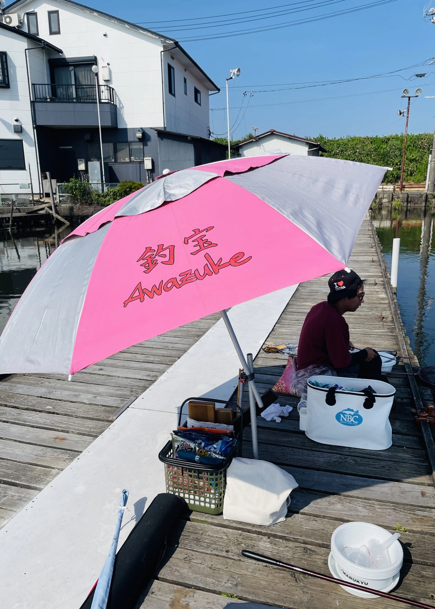 ヘラパラソルはこの時期必須！日差しを遮るだけでだいぶ暑さを緩和できます！必要な方はスタッフの方にお問い合わせください！今回私たちも1人分お借りしました。