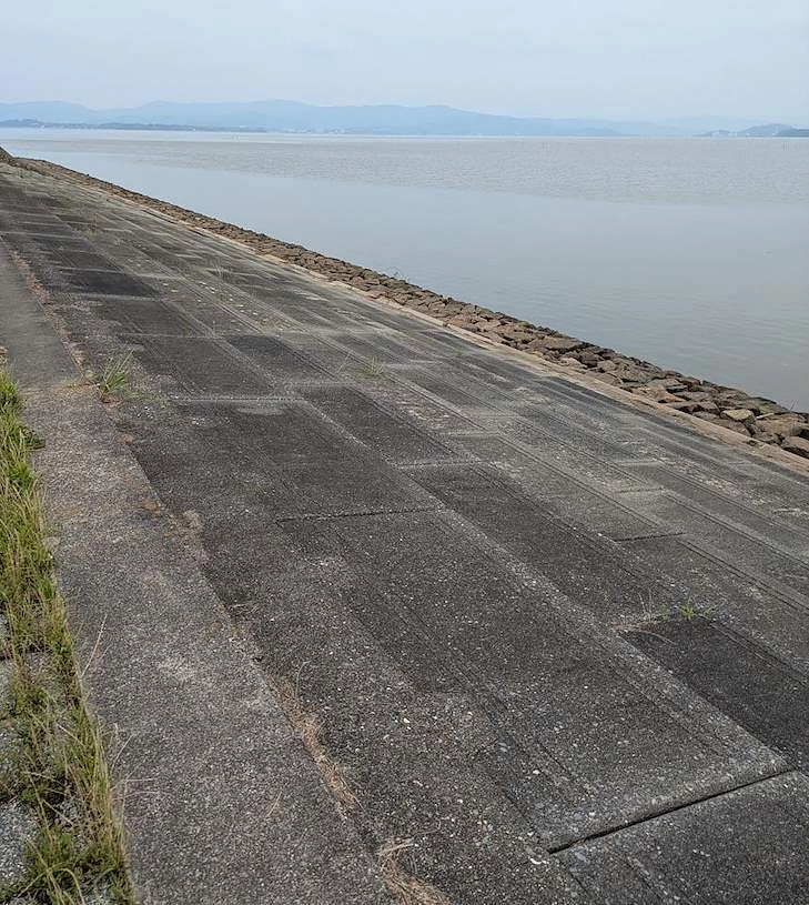 今回来た鷲津湖岸公園は足元が平らで水深も浅く安心して釣りができます。駐車場も舗装されて入りやすくなりました。