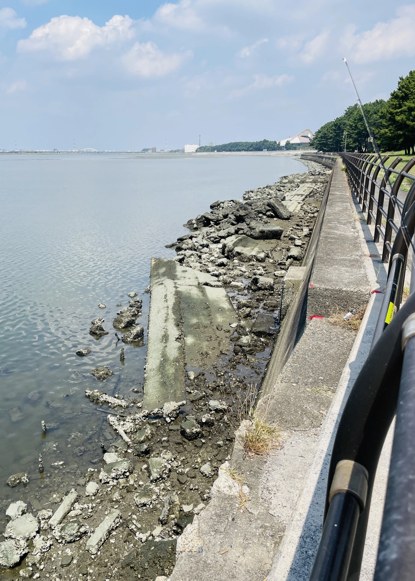 石積みのあるポイントが多い釣り場なので根掛りには注意が必要。石積みと沖の境目辺りは 狙い目ですよ！