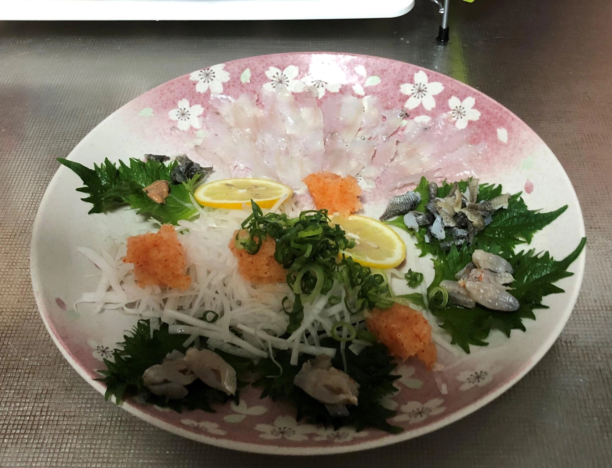 メバル薄造り・皮霜降り刻み
小メバル背越し・肝刺酒塩風味