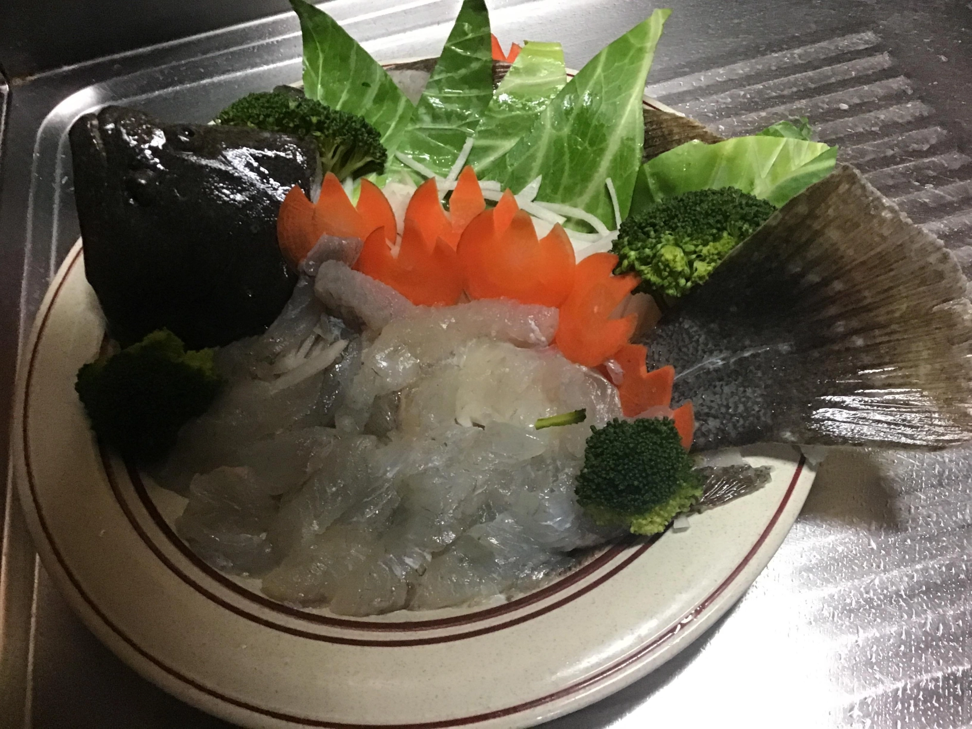 ヒラメの活き造りデス❗️飾り付けの材料無くて、、、竹の葉でなキャベツ(ToT)/