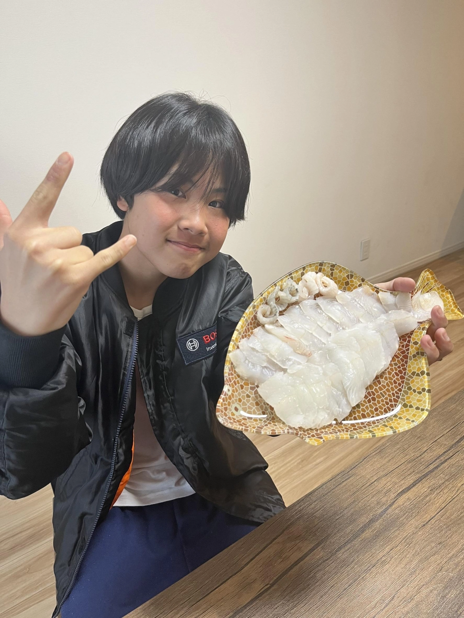 お母さんが釣ったホシカレイを捌き、2日間冷蔵庫で寝かせてお刺身で頂きます。