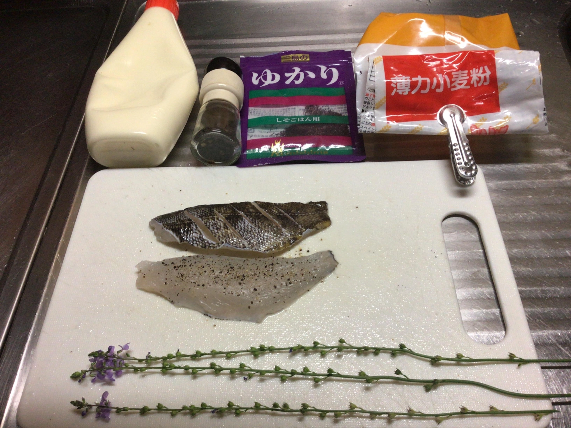 今回の材料は、お家にある確率高いと思います❗️
野花は庭に生えていたものデス❗️