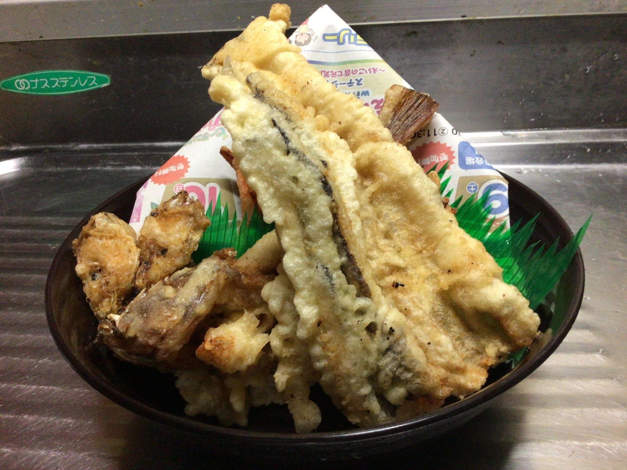 浜名湖アナゴの一本揚げと外道ゴンズイの天ぷら盛り合わせ。うまうまデス❗️