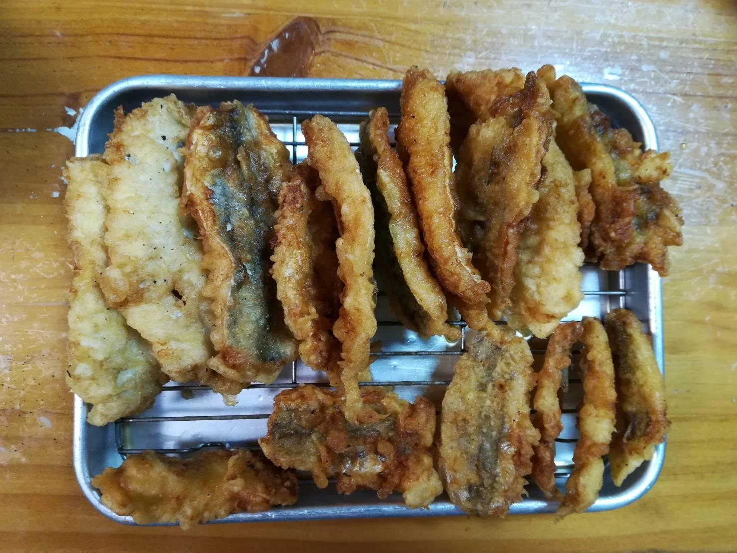 開いて、背骨とって
水、小麦粉、塩少々で
作った天ぷら粉に付けて
180℃3,4分上げました。
塩をふってたべます。
かりかりふわふわ
カマスはさいこーです
サカナの臭みはないし
小骨、背びれも、きに
ならないですね。
ぜひ、カマス狙ってください
