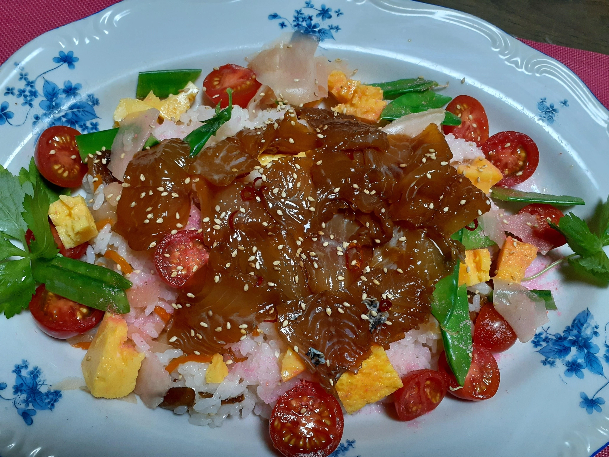 メジナのべっこう漬けちらし寿司『酢飯、椎茸旨煮、ちらし寿司の元、お好みで甘酢を足します。』でちらし用のすし飯を作ります。やや固めの炊きたてご飯に、やや多めの甘酢でちょうど良いと思います。釣ったメジナは青唐辛子を入れた漬けにします。玉子、トマト、絹さや、三葉、甘酢しょうがをすし飯に散らします。メジナの漬けをのせます。白ごま、桜でんぶを散らして完成です。