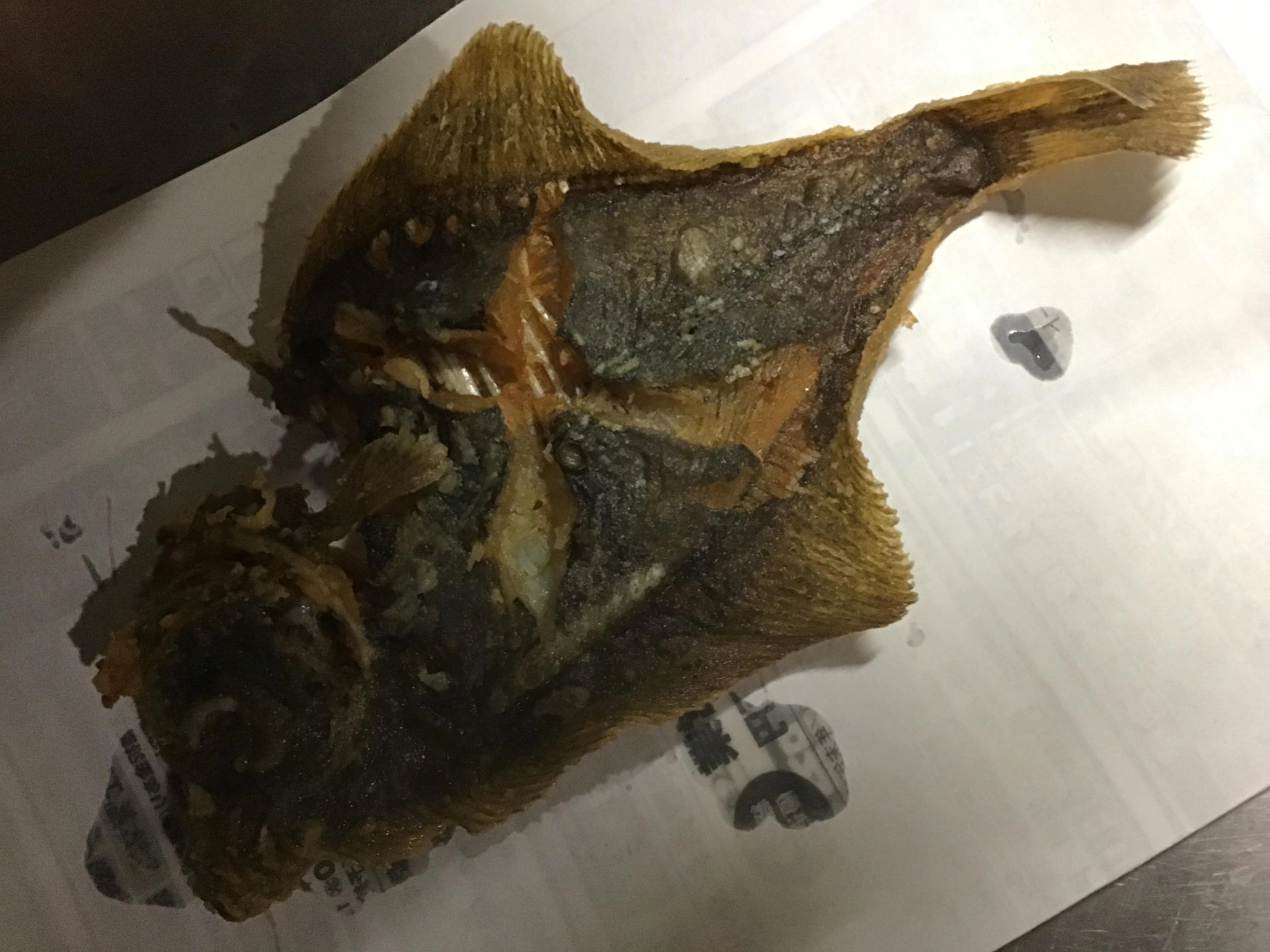 下処理したカレイに小麦粉をまぶして唐揚げデス❗️粉は多すぎはダメ、しっかりはたいて下さいませ。