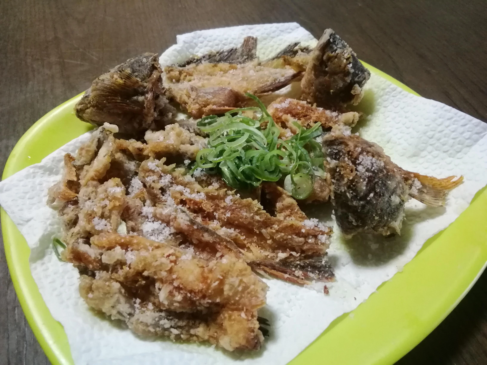 カサゴの骨、皮の揚げせんべい　片栗粉だけでじっくり揚げます。そうすればまるごとほねまでも
