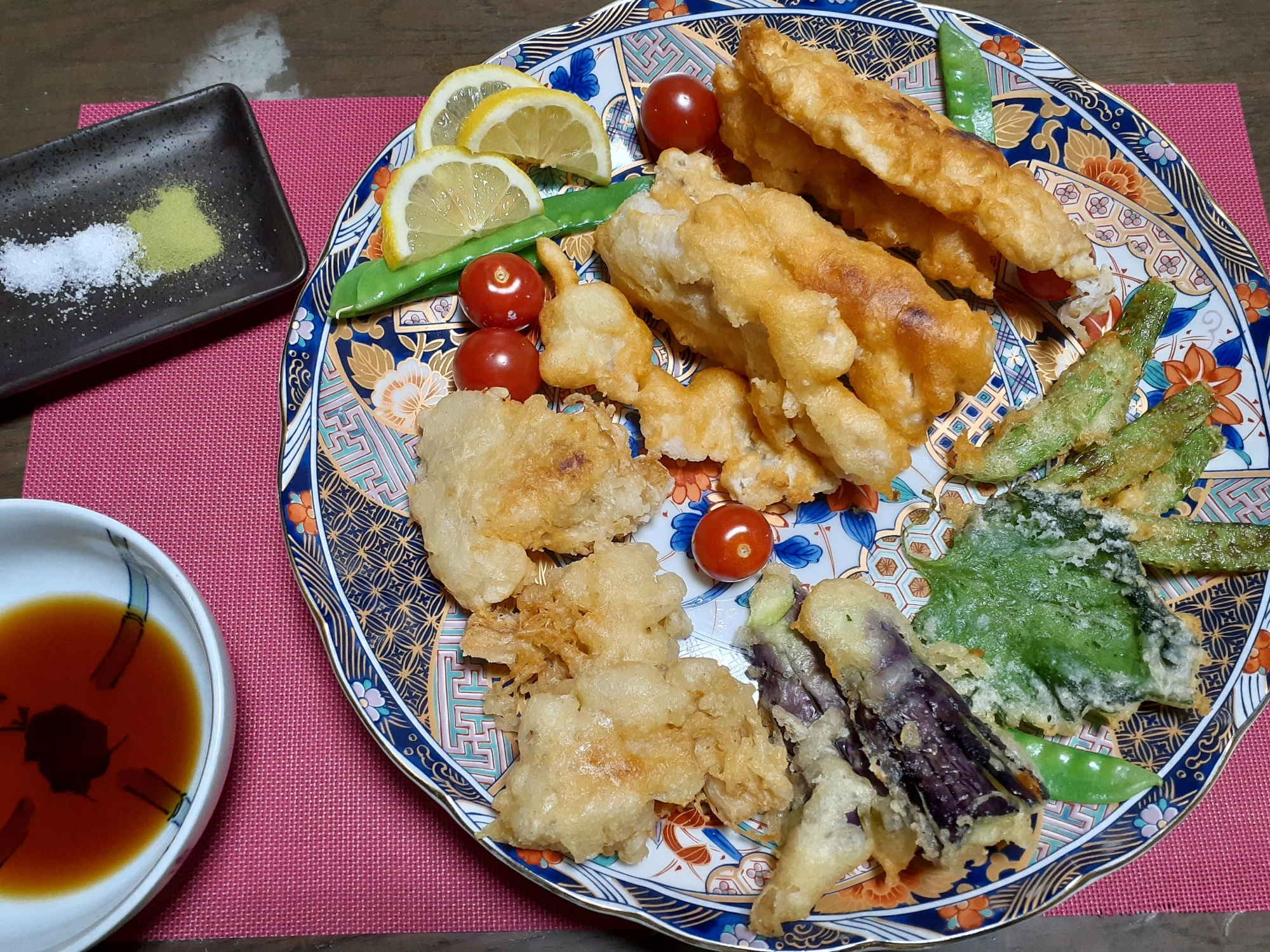 メジナの天ぷら      IHヒーターで170℃設定でかりっと揚げました。天つゆと抹茶塩でいただきました。他に大葉、なす、絹さやも天ぷらにして付け合わせます。