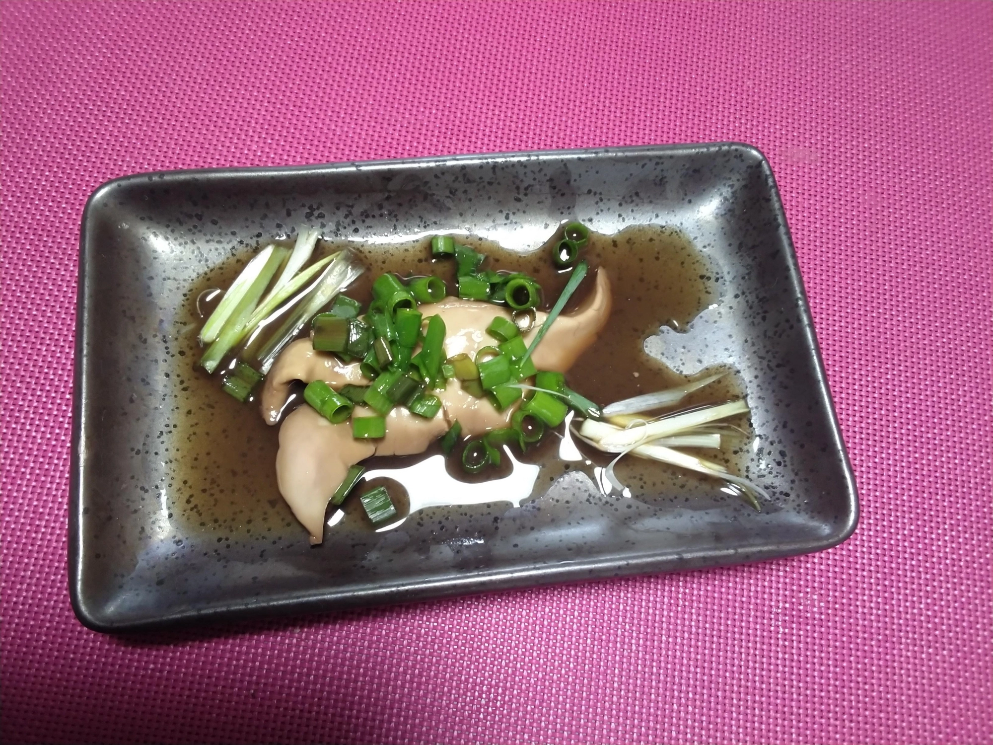 デカメバルの肝ポン酢和え。さすがに肝もデッカイです。よく冷水で洗い血を拭き取って下さい。一旦凍らせてもいいかもしれません。その後に一日ポン酢で漬けにして(殺菌)刺身で食べました。脂がガッツリのって超サイコーの美味！薬味はわけぎです。酒が進みすぎて困ります。