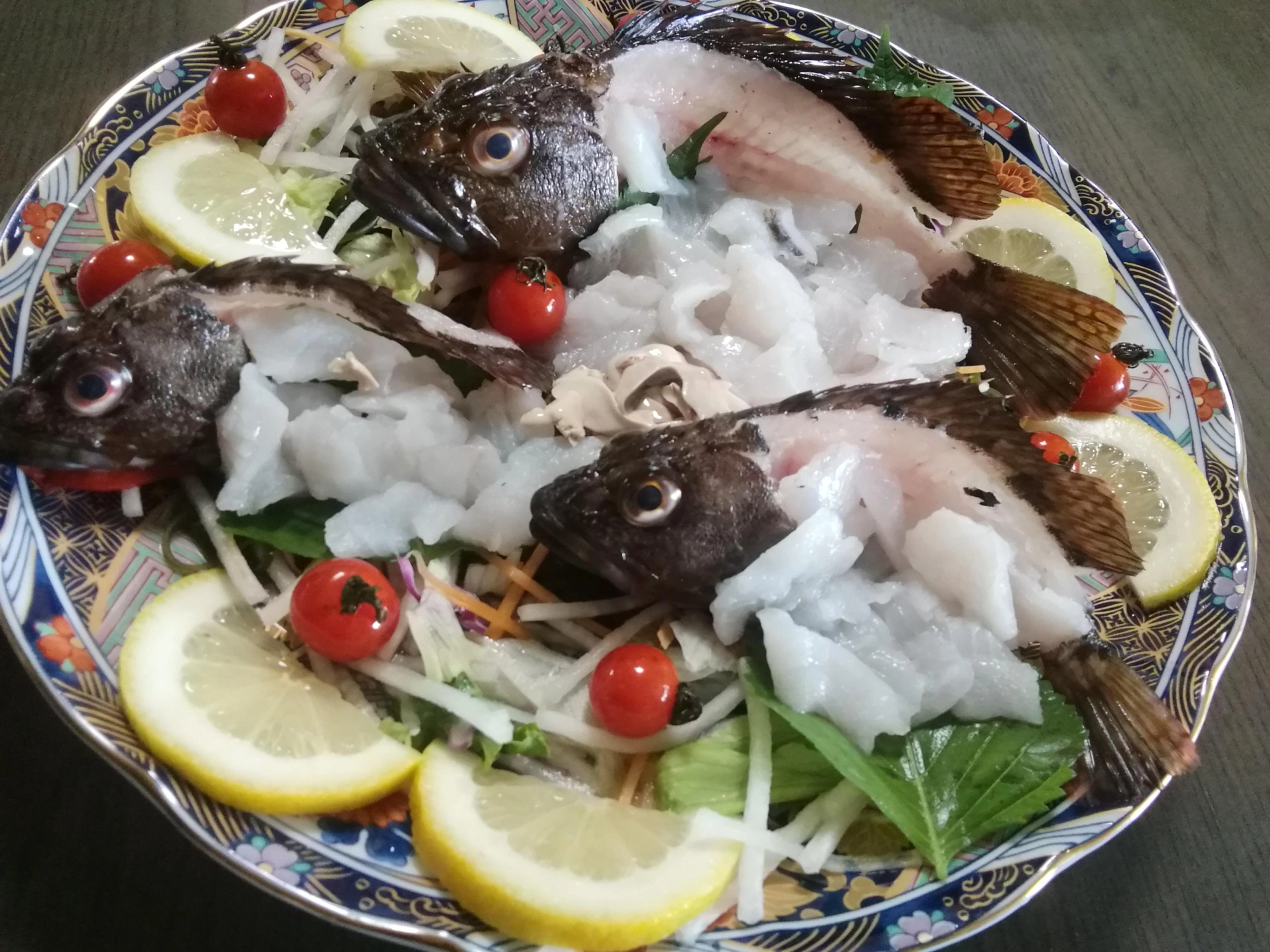 型のよいカサゴが釣れたのでお造りを。