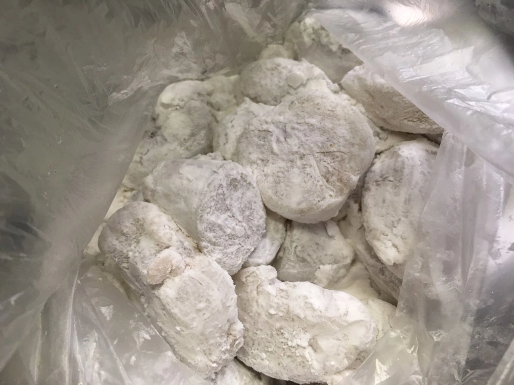 フグの身は適当な大きさにブツ切りにして塩こしょうをし、片栗粉をまぶします。粉と身をビニール袋に入れてバフバフすると簡単ですよ♪