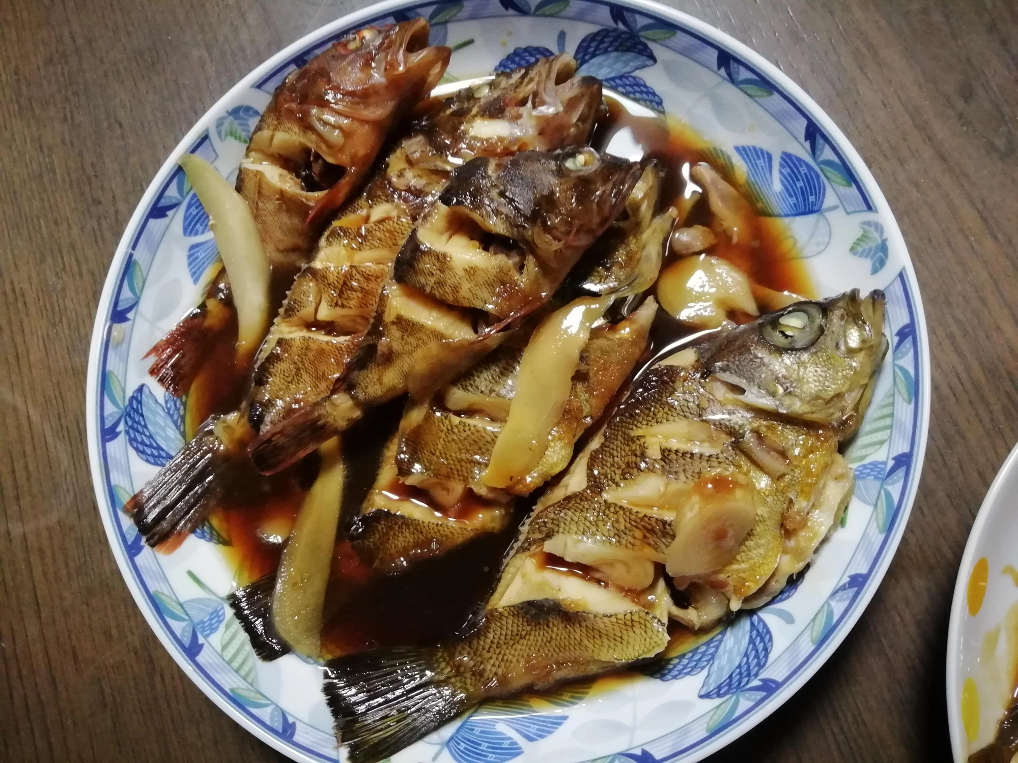 カサゴ狙いのへち釣りで、少しだけ投げたらメバルが釣れました。カサゴとメバルの煮付け。料理酒を沸かして魚を入れます。生姜と一緒に。薄口でさっと煮て皿へ盛り付け、タレを煮詰めて後から魚に絡めます。生姜、ネギをちらして完成です。