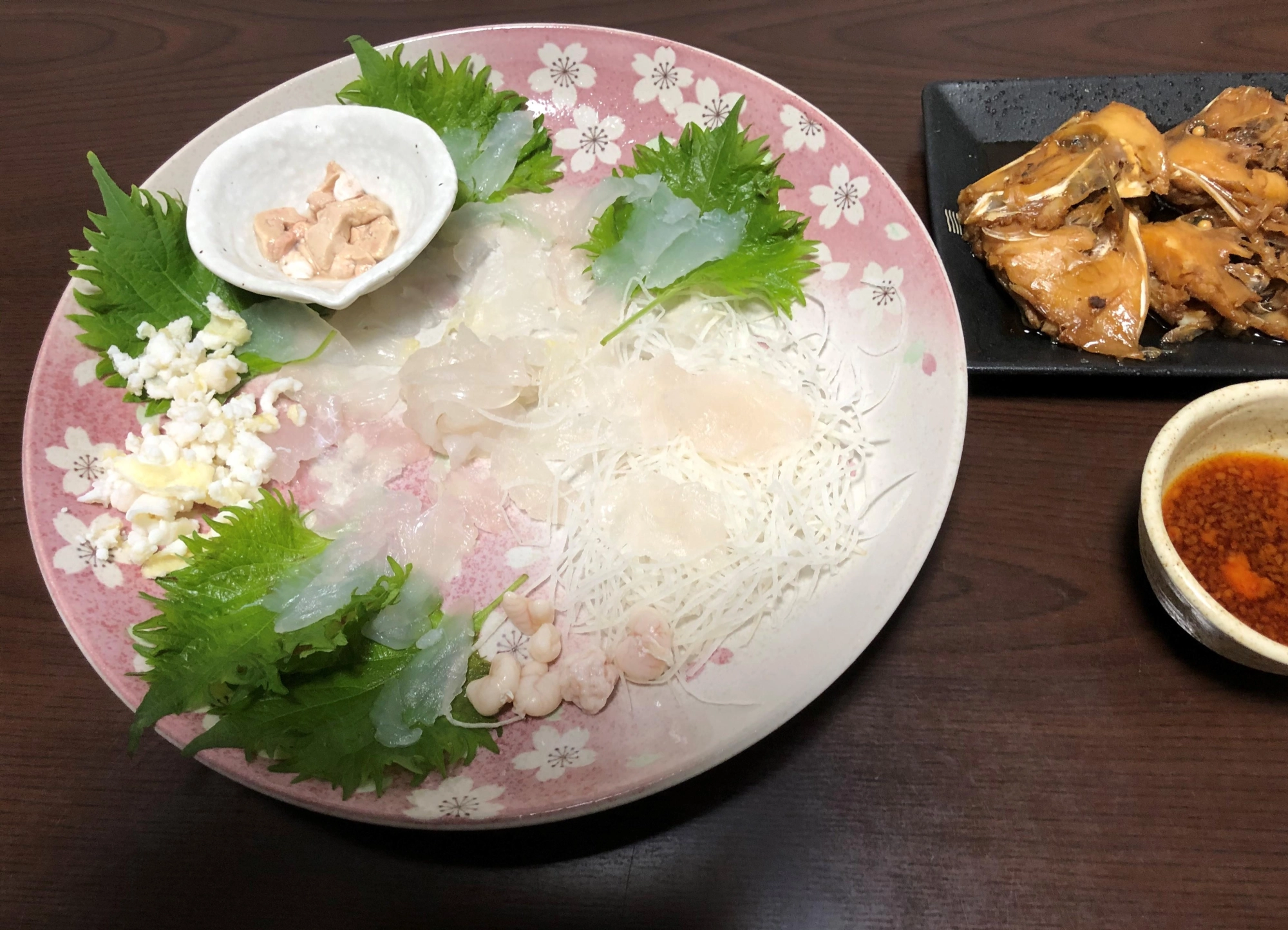 薄造り・薄皮霜降り・卵塩漬け・肝ルイベ・煮つけです。