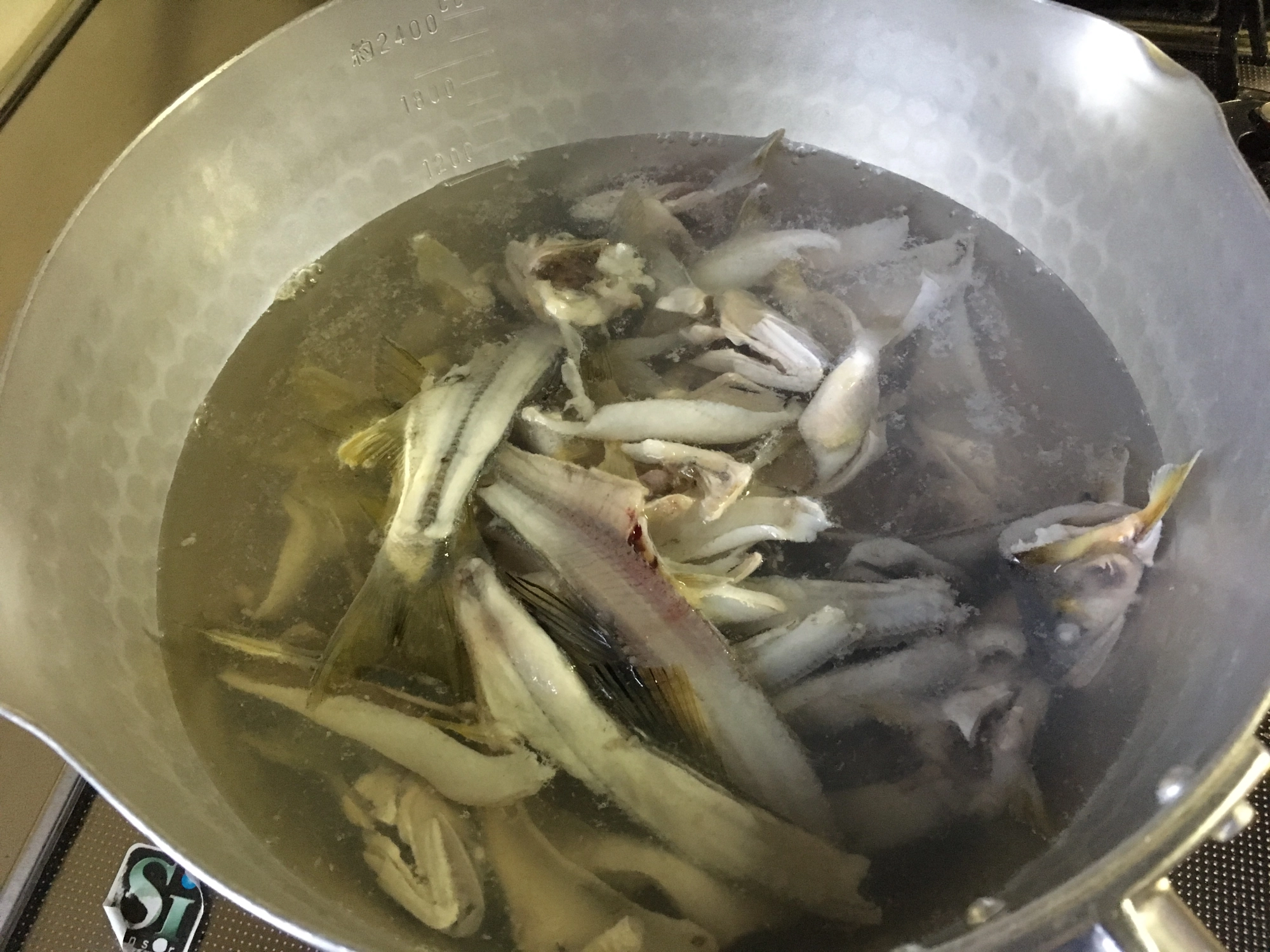 (2)水から入れて沸騰させない寸前の状態でコトコト煮ます。海の魚は焼いてからダシをとる場合もありますが、鮎は臭くないので生から煮て良いと思います。