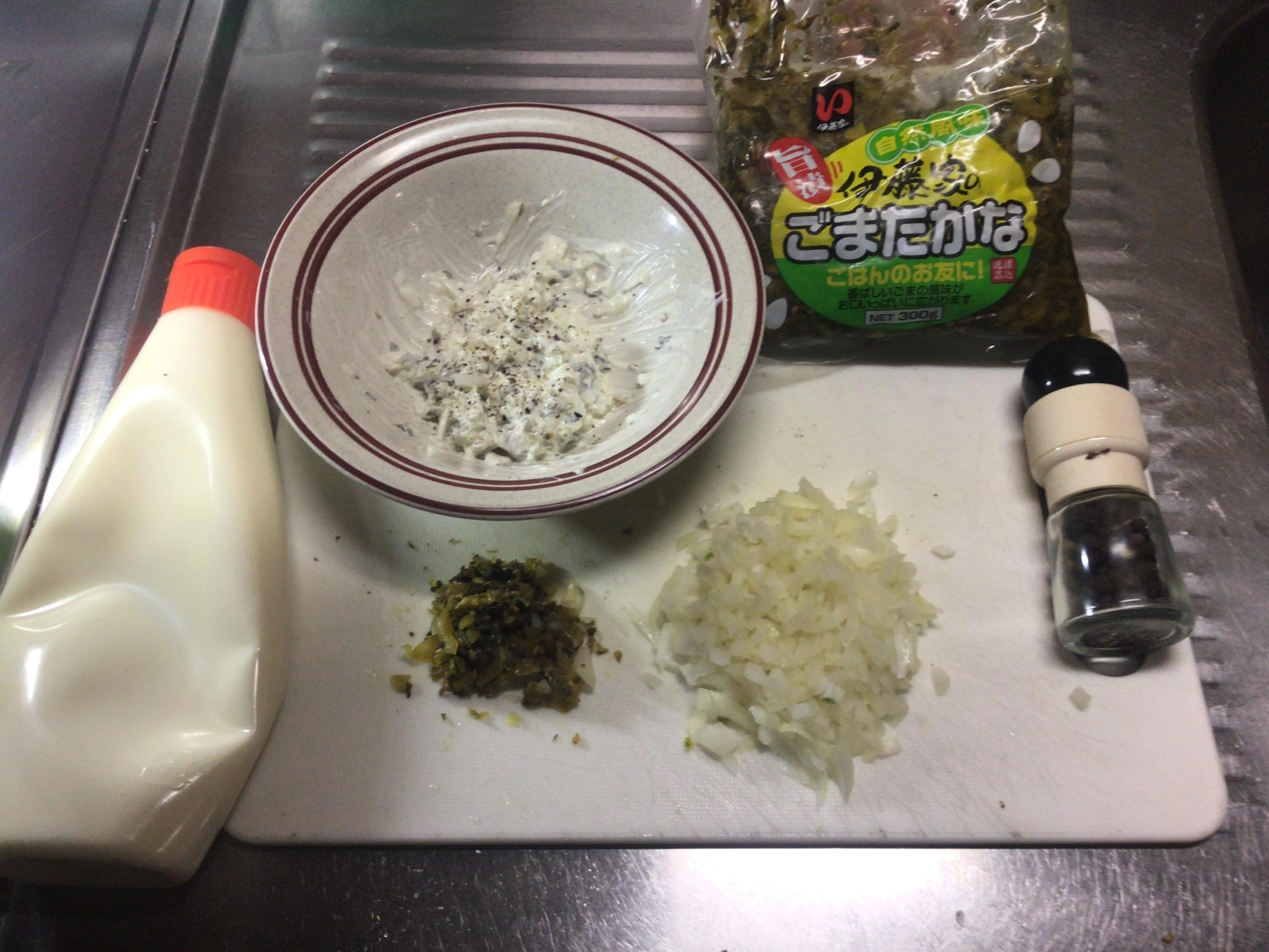 高菜漬け＋マヨネーズ＋玉ねぎみじん切り
適量の塩コショウでうまうまタルタル完成デス❗️
ピクルスは漬物ですからね〜(￣3￣)