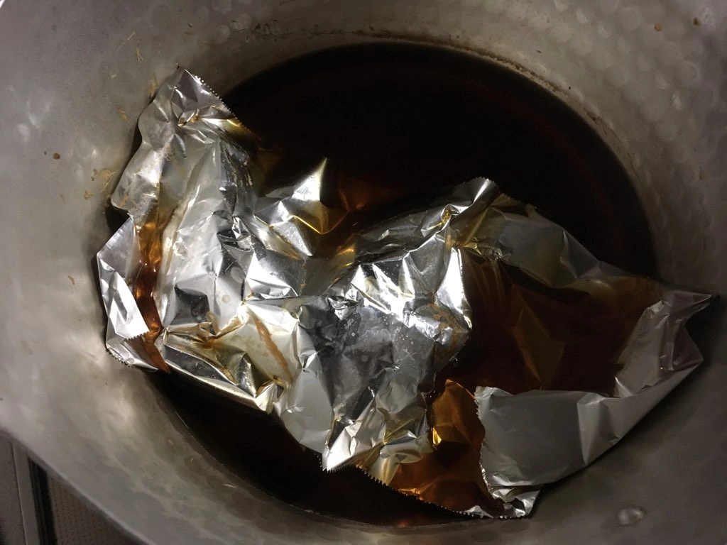 フグの量によって材料の分量は違いますが参考として今回は(ショウサイフグ68g、醤油大さじ2、酒大さじ2、砂糖小さじ1、おろししょうが小さじ1/2〜、お水200cc〜)でした。煮汁が煮立ったところにフグの身を投入、落としぶたをしてコトコト煮込みます。