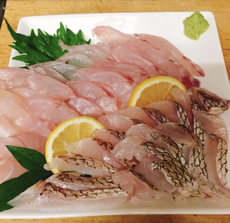 赤ムツ狙って美味しい外道 メイゴの刺身盛です！ 脂のって
美味しいです！