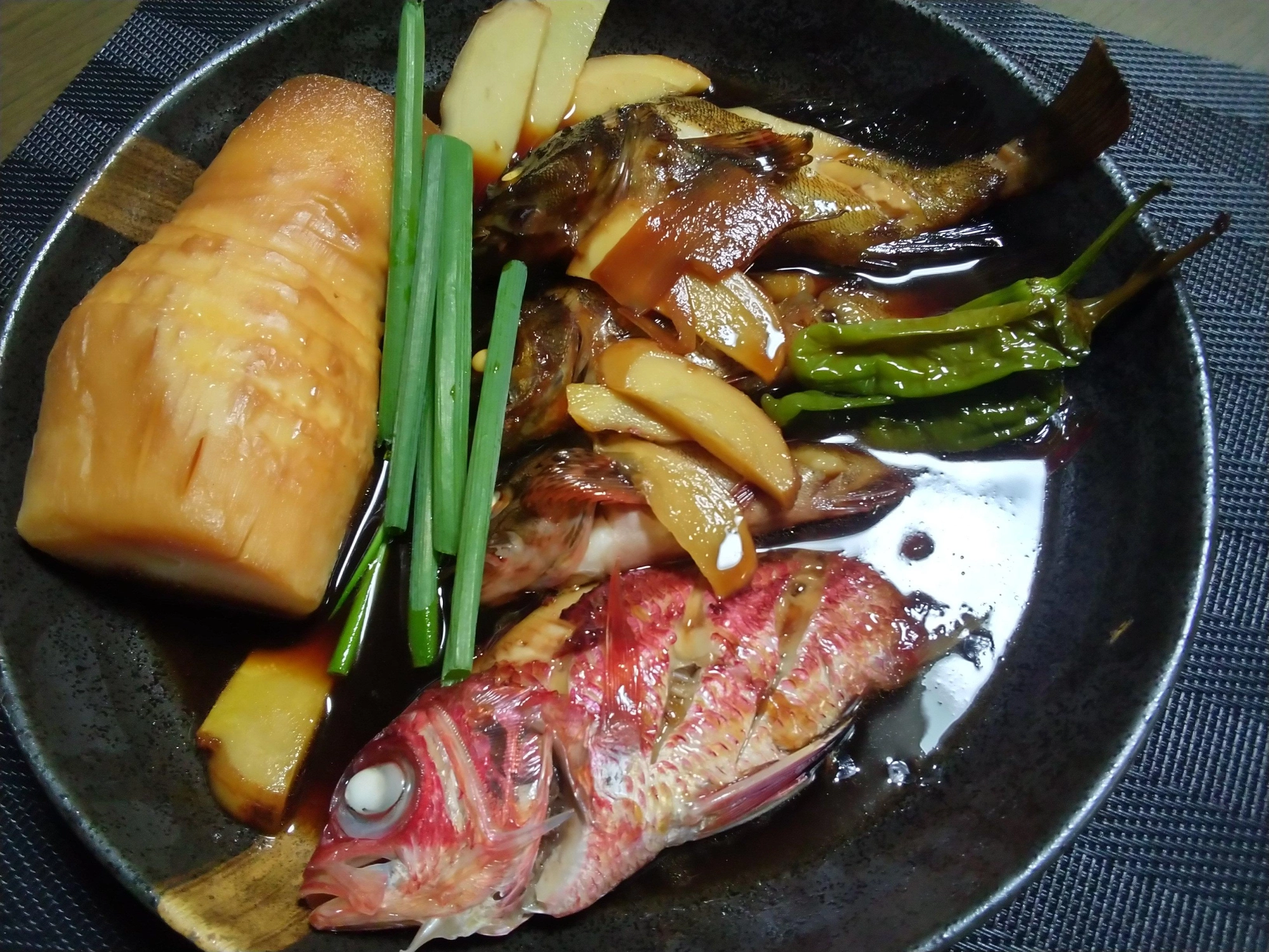 魚はメバル、カサゴ、アヤメエビスです。アヤメエビスは鱗がごっついんですが煮たら身は白身で美味しい。
